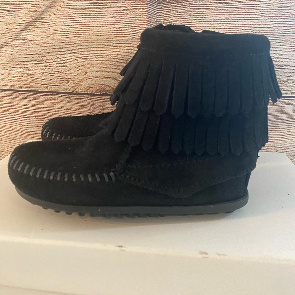 Minnetonka Child’s Fringe Side Zip Up. Black. Size 7.